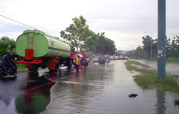 Tidak hanya di Jatiguwi. Hampir seluruh jalur utama jalan raya di negri ini masih selalu tergenang air saat hujan. Apakah ini tidak akan pernah berakhir?