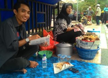 Nasrun sedang Makan Nasi Boran Lamongan