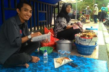Nasrun sedang Makan Nasi Boran Lamongan