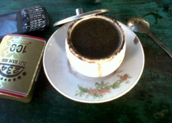 menikmati secangkir kopi mbah ito