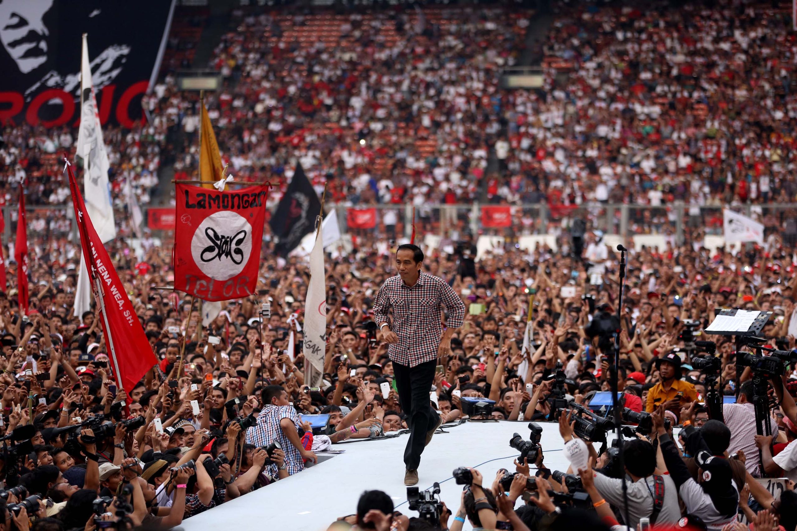 Calon Presiden nomor urut dua Joko Widodo berlari usai